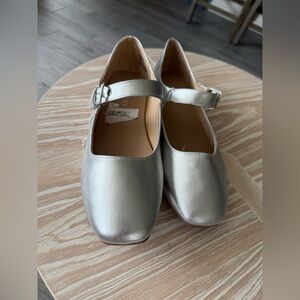 Me Too|Silver Metallic soft square toe Mary Jane Flats with buckle•••NWT IN 9W